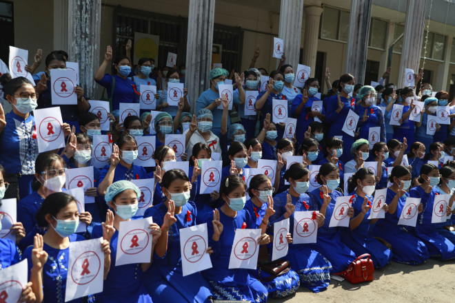 Καθηγητές και φοιτητές Πανεπιστημίου διαδηλώνουν κατά του πραξικοπήματος στη Μιανμάρ - φωτογραφία ΑΡ