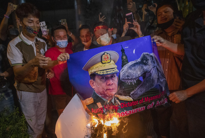 Πολίτες της Μιανμάρ βάζουν φωτιά σε εικόνα του αρχηγού του στρατού στρατηγoύ Min Aung Hlaing - φωτογραφία ΑΡ