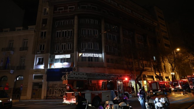 Πυροσβεστικές και αστυνομικές δυνάμεις στην Ακαδημίας, όπου ξέσπασε πυρκαγιά σε διαμέρισμα - φωτογραφία ΙΝΤΙΜΕ