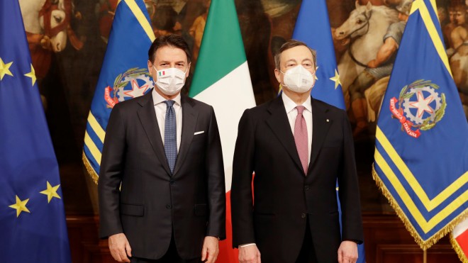 Ο απερχόμενος Ιταλός Πρωθυπουργός Τζουζέπε Κόντε και ο νέος Πρωθυπουργός της Ιταλίας, Μάριο Ντράγκι- φωτογραφία ΑΡ