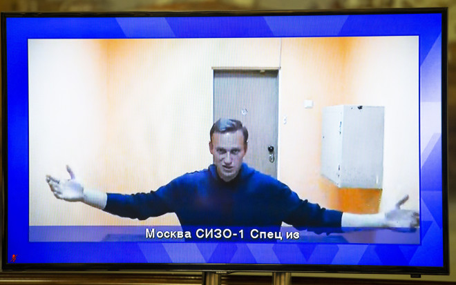 Ο Αλεξέι Ναβάλνι μέσα από τη φυλακή υποστήριξε τη θέση του στο δικαστήριο μιλώντας μέσω βιντεοκλήσης- φωτογραφία ΑΡ