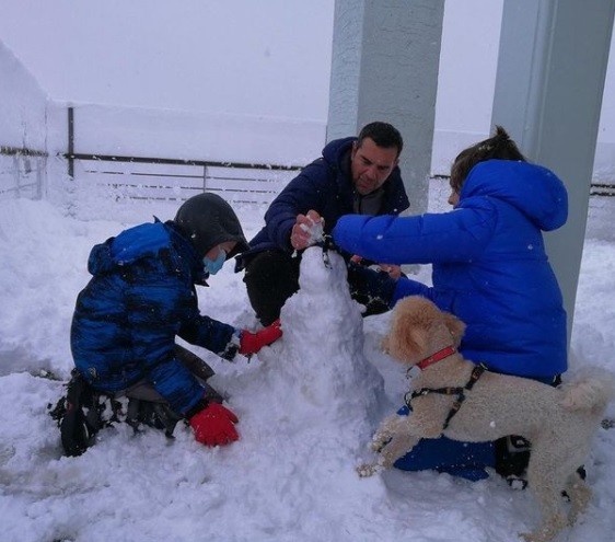 Παιχνίδια στο χιόνι για τον πρόεδρο του ΣΥΡΙΖΑ και τους γιους του, Ορφέα Ερνέστο και Φοίβο- φωτογραφία Instagram