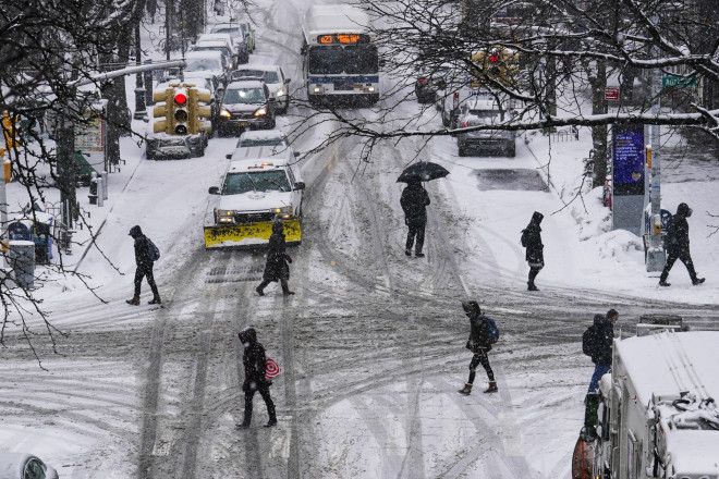 Εκχιονιστικά προσπαθούν να ανοίξουν τους δρόμους στη Νέα Υόρκη- φωτογραφία ΑΡ