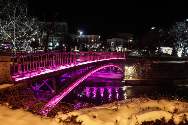 Χιόνια στη φωταγωγημένη γέφυρα των Tρικάλων - φωτογραφία Eurokinissi