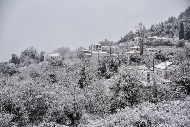 Χιονισμένες στέγες σπιτιών στα Ιωάννινα- φωτογραφία Eurokinissi