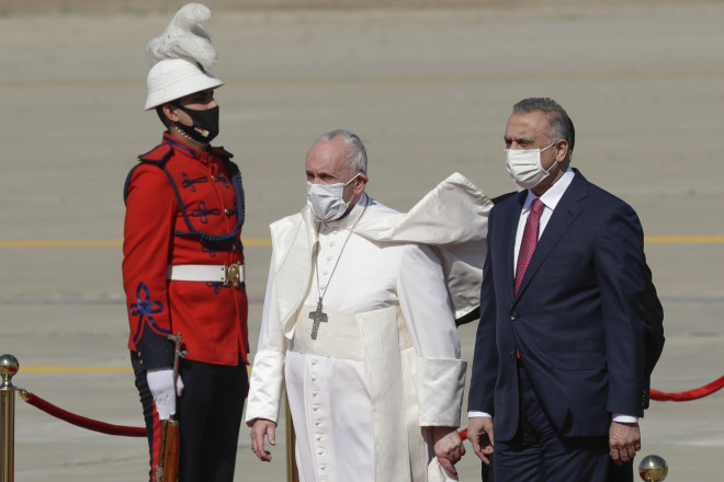 Ο πάπας Φραγκίσκος συνοδεύεται από τον πρωθυπουργό του Ιράκ Μουσταφά αλ-Καντίμι κατά την άφιξή του στο διεθνές αεροδρόμιο της Βαγδάτης