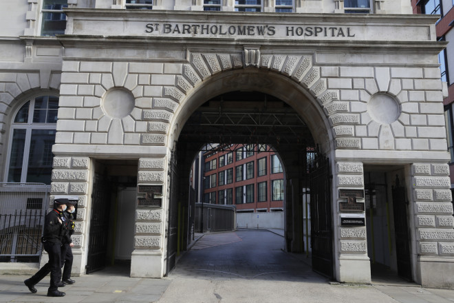 Το νοσοκομείο St Bartholomew's, στο κέντρο του Λονδίνου, όπου εγχειρίστηκε χθες ο πρίγκιπας Φίλιππος- φωτογραφία ΑΡ