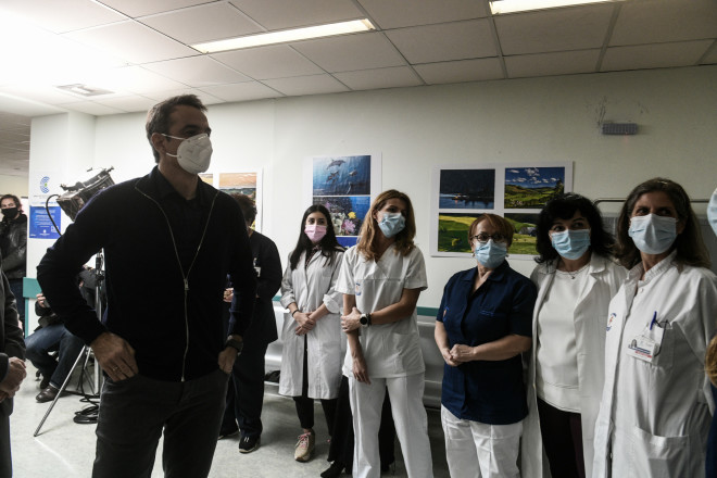 Ο Κυριάκος Μητσοτάκης με νοσηλεύτριες στο νοσοκομείο Αττικό, όπου εμβολιάστηκε ο ίδιος κατά του κορωνοϊού στις 27/12/20- φωτογραφία Εurokinissi
