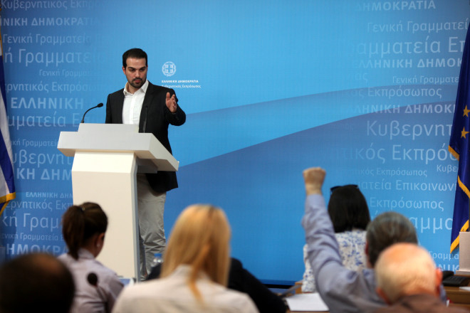 Ο Γαβριήλ Σακελλαρίδης στη θέση του κυβερνητικού εκπροσύπου επί κυβέρνησης ΣΥΡΙΖΑ, το 2015- φωτογραφία Eurokinissi