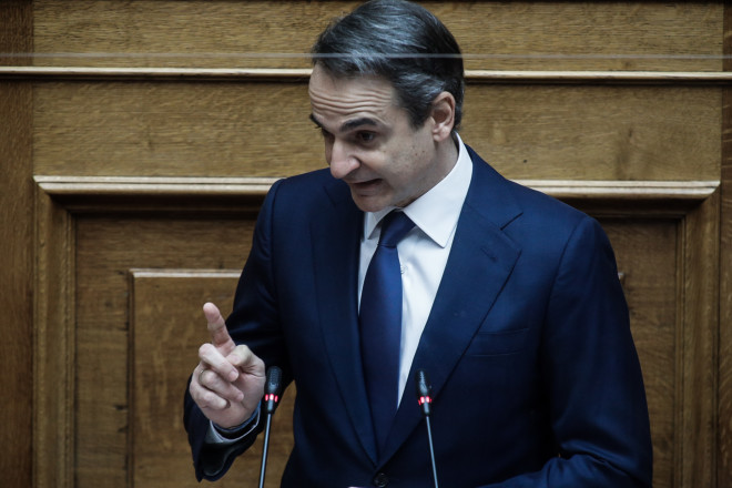 Ο Κυριάκος Μητσοτάκης από το βήμα της Βουλής απαντά σε επίκαιρη ερώτηση του Αλέξη Τσίπρα- φωτογραφία Eurokinissi