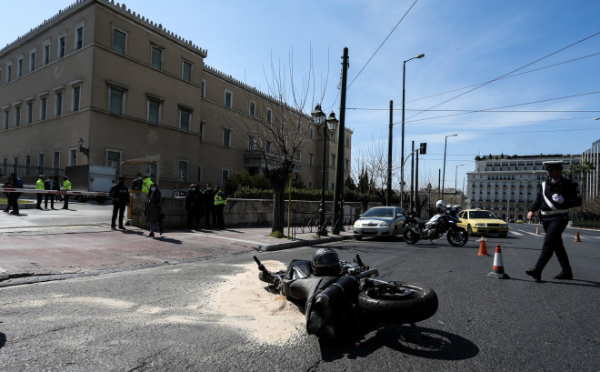 Το τροχαίο έξω από τη Βουλή, με τη μοτοσυκλέτα πεσμένη στην οδό Βασιλίσσης Σοφίας- φωτογραφία Eurokinissi