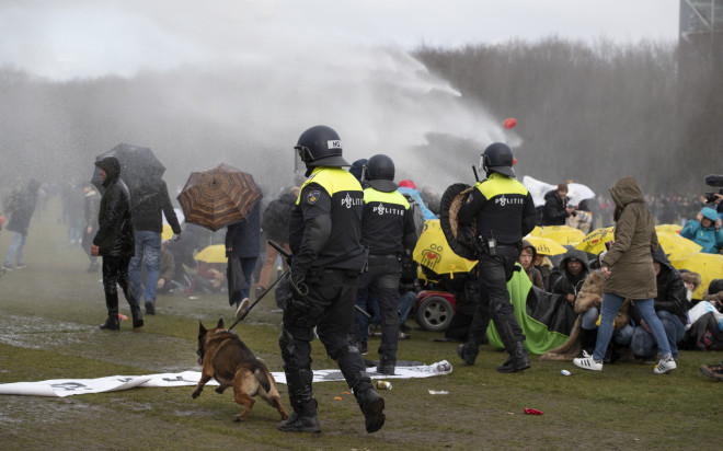 Χθες, η αστυνομία έκανε χρήση αντλιών νερού στη Χάγη για να διαλύσει μία ακόμη αντικυβερνητική διαδήλωση - φωτογραφία ΑΡ