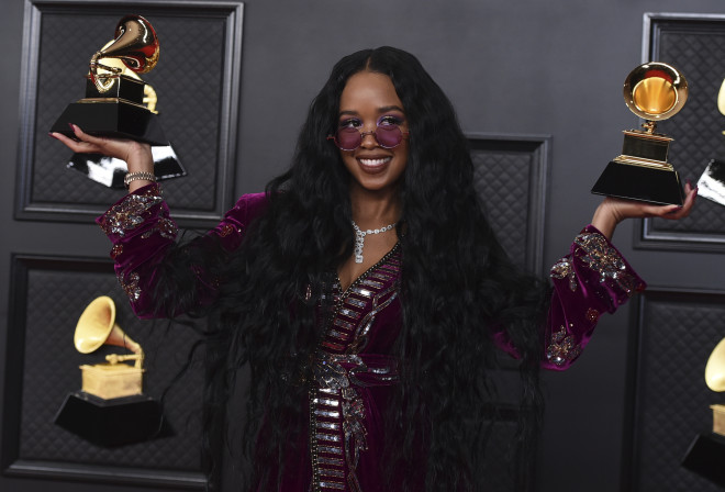 Η Αμερικανίδα R&B καλλιτέχνης H.E.R κέρδισε το βραβείο Grammy για Τραγούδι της Χρονιάς με το «I Can't Breathe»