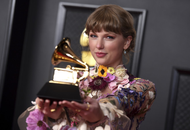 H Taylor Swift με το βραβείο για το Άλμπουμ της Χρονιάς - φωτογραφία ΑΡ
