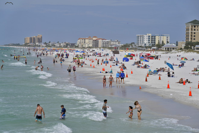 Sping Break: Πλήθος κόσμου στη δημοφιλή παραλία Clearwater, στην πόλη Τάμπα της Φλόριντα την 1-3-21- φωτογραφία ΑΡ