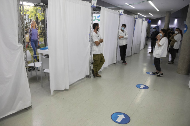 Οι υγειονομικοί σε μεγάλο εμβολιαστικό κέντρο του Ισραήλ - φωτογραφία ΑΡ