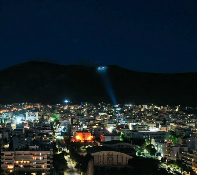 Η τεράστια σημαία στο υψηλότερο σημείο του Υμηττού φωτίζεται και το βράδυ- φωτογραφία Eurokinissi