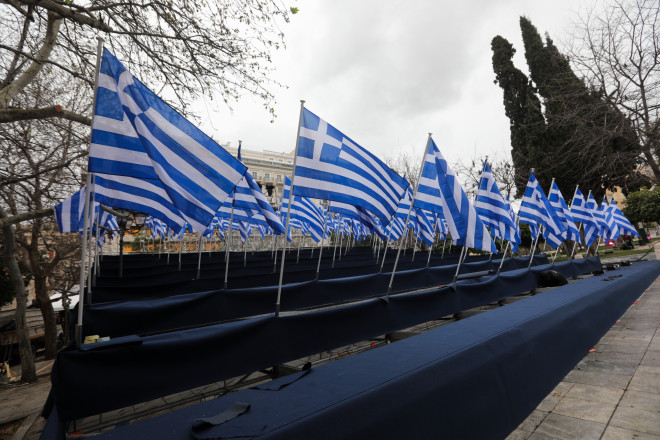 200 ελληνικές σημαίες έχουν τοποθετηθεί στο Σύνταγμα