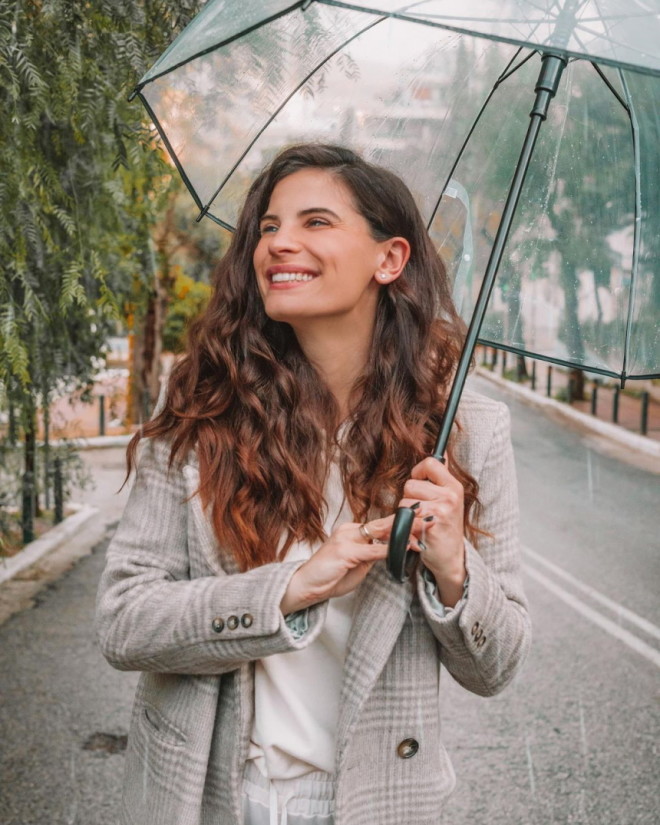 Χριστίνα Μπόμπα: Βόλτα στη βροχή με την ομπρέλα της