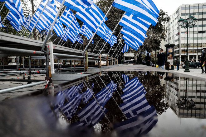 Σε όλο το κέντρο της Αθήνας κυματίζει η Γαλανόλευκη