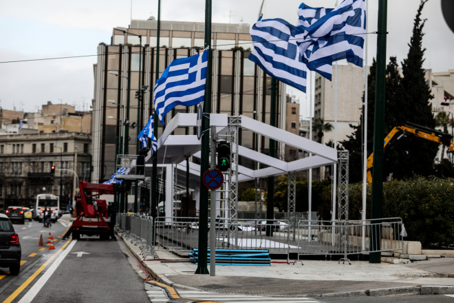 Σημαιοστολίστηκε η Αθήνα
