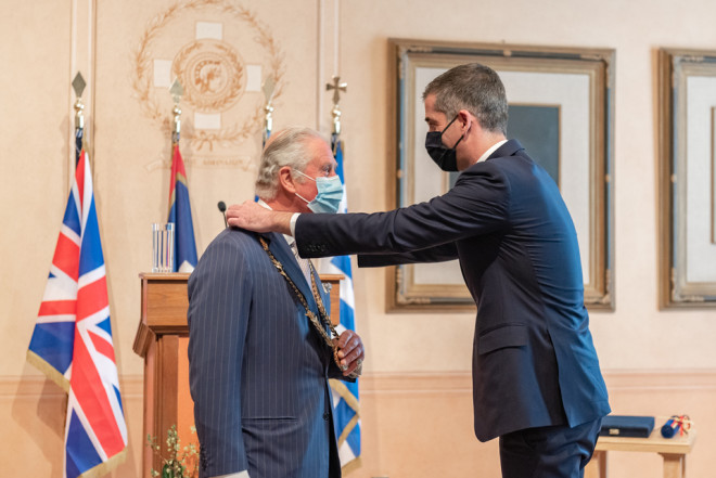 Ο Κώστας Μπακογιάννης δίνει το Χρυσό Μετάλλιο Αξίας της Πόλεως των Αθηνών στον πρίγκιπα Κάρολο