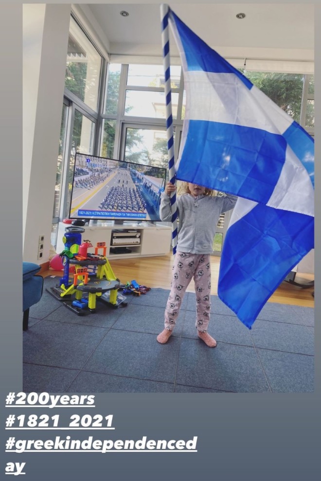 Μπιάνκα - κόρη Βίκυς Καγιά στο σαλόνι με την ελληνική σημαία