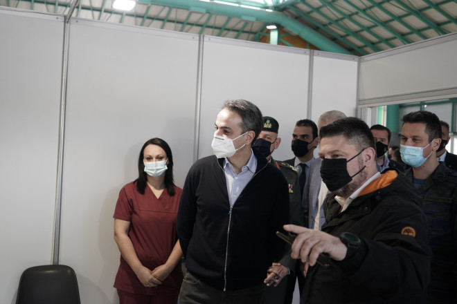 Ξενάγηση του πρωθυπουργού στο εμβολιαστικό κέντρο στο Περιστέρι