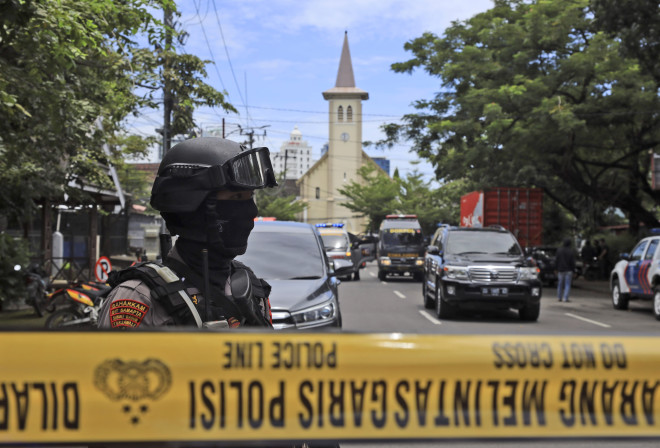 αστυνομικοί στο σημείο της βομβιστικής επίθεσης στην Ινδονησία