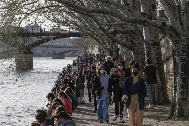 Γάλλοι πολίτες με μάσκες στους όχθες του Σηκουάνα- φωτογραφία ΑΡ