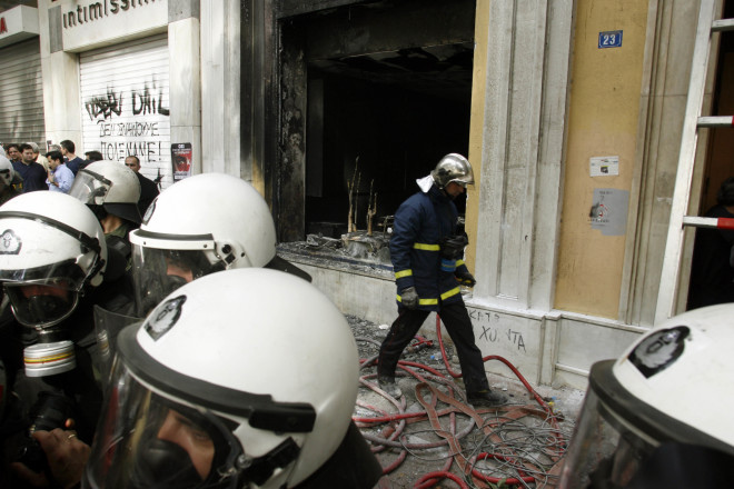 Το κτίριο της Marfin στο κέντρο της Αθήνας, όπου τέσσερα άτομα (μαζί με το έμβρυο που κυοφορούσε ένα από τα θυμάτα) έχασαν τη ζωή τους στις 5/5/2010- φωτογραφία Eurokinissi