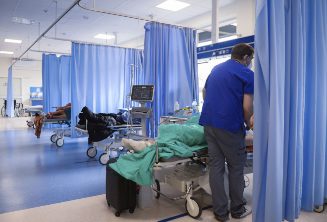 Aσθενείς με κορωνοϊό σε νοσοκομείο της Πολωνίας- φωτογραφία ΑΡ