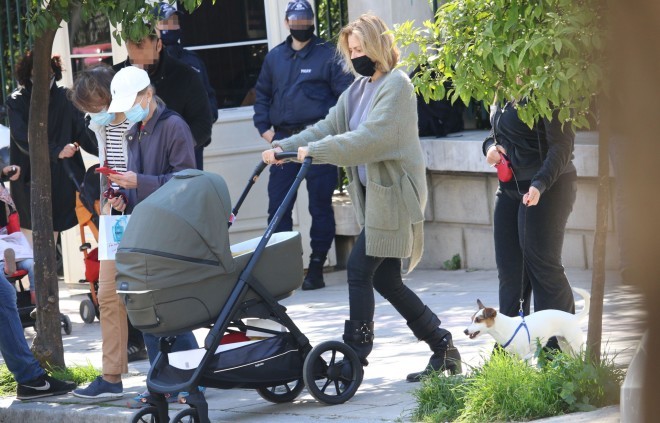 Η Τζένη Μπαλατσινού με casual look και τον γιο της, περπατά στο κέντρο της Αθήνας/ NDP