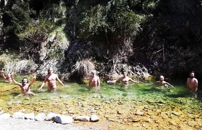 Θανάσης Ευθυμιάδης Κάνει γυμνός μπάνιο στο ποτάμι μαζί με τους φίλους του 
