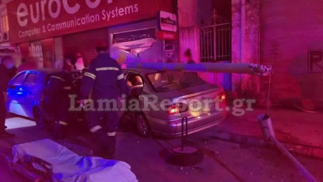 Πυροσβέστες προσπαθούν να απεγκλωβίσουν τα παιδιά από το αυτοκίνητο στη Λαμία