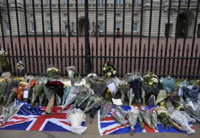 Βρετανοί και ξένοι κάτοικοι του Ηνωμένου Βασιλείου αφήνουν λουλούδια και σημειώματα συμπαράστασης στα ανάκτορα του Μπάκιγχαμ