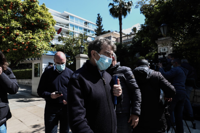 Ο Μιχάλης Χρυσοχοΐδης κατά την έξοδό του από το Μέγαρο Μαξίμου- φωτογραφία Eurokinissi