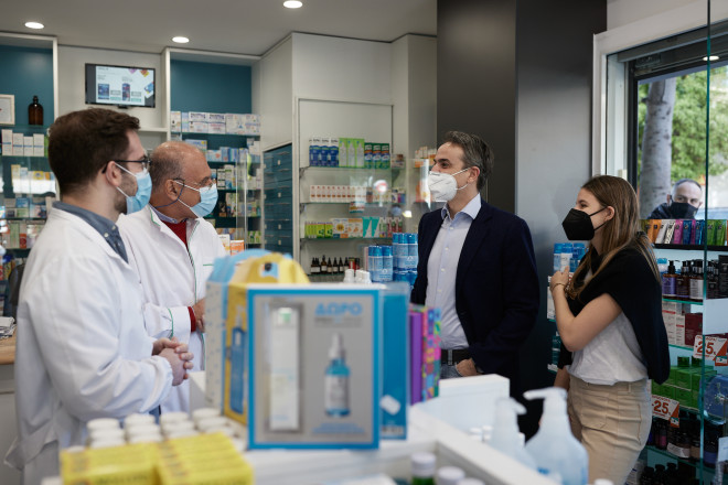 O Πρωθυπουργός με την κόρη του Δάφνη, σε φαρμακείο της Καλλιθέας- φωτογραφία Eurokinissi