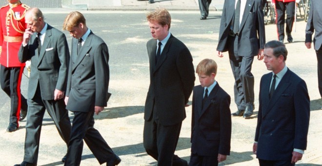Ο πρίγκιπας Φίλιππος στο πλευρό των εγγονών του στην κηδεία της πριγκίπισσας Νταϊάνα το 1997 /Φωτογραφία AP Images