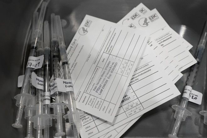 Εμβόλια της Pfizer και κάρτες εμβολιασμού στην Ουάσινγκτον - φωτογραφία ΑΡ
