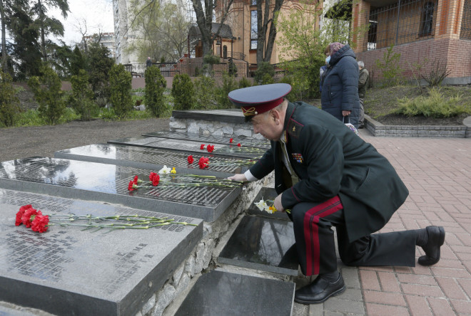 Λουλούδια στο μνημείο των θυμάτων του Τσερνόμπιλ