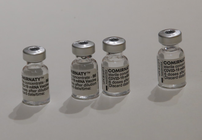 Φιαλίδια με το εμβόλιο της Pfizer- φωτογραφία ΑΡ