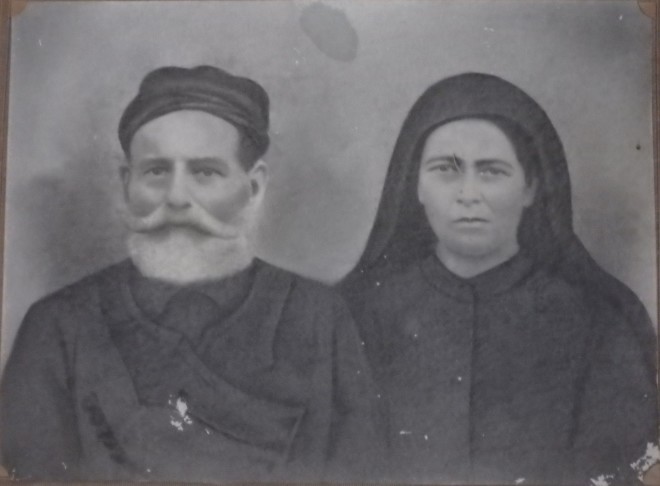 Ο Αντώνης Λουφαρδάκης, με τη σύζυγό του Αγγελική. Βρήκαν τραγικό τέλος από τους Γερμανούς μετά την κατάληψη της Κρήτης