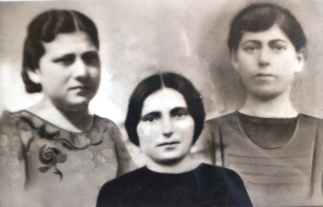 Η Ελένη Λουφαρδάκη πέθανε από τον καημό της λίγες ημέρες μετά την εκτέλεση της μητέρας και των δύο αδελφών της από τους Γερμανούς, την τέταρτη ημέρα της Μάχης της Κρήτης