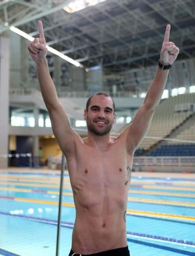 Ο Σπύρος Χρυσικόπουλος, κολυμβητής υπεραποστάσεων έπιασε το ελάχιστο όριο που είχε θέσει το Γκίνες και συνέχισε να κολυμπά