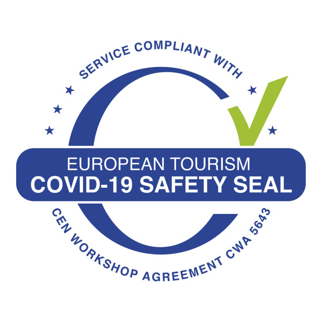Αυτό είναι το νέο σήμα ασφαλείας που υιοθέτησε ο ΕΕ για τα καταλύματα, τους αρχαιολογικούς, πολιτιστικούς  και εν γένει τους τουριστικούς χώρους, με στόχο την ασφαλή επανεκκίνηση του τουρισμού