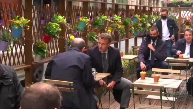 Ο πρωινός καφές του Μακρόν με τον Καστέξ σε κατάστημα του Παρισιού- βίντεο AP