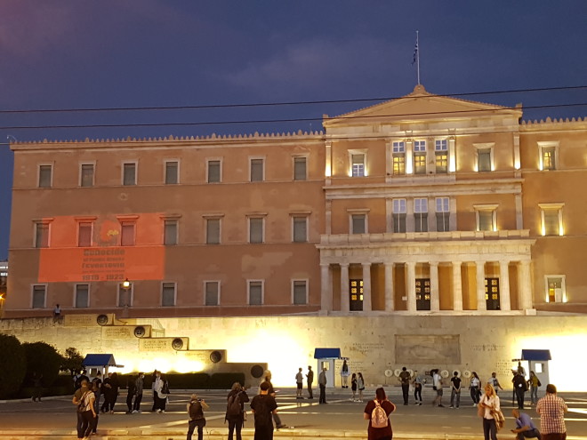 Η πρόσοψη της Βουλής φωταγωγήθηκε με το επετειακό λογότυπο της Γενοκτονίας- φωτογραφία star.gr