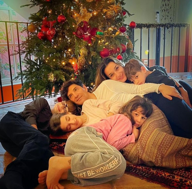 Δείτε όλη την οικογένεια Ρουβά κάτω από το χριστουγεννιάτικο δέντρο / Φωτογραφία: Instagram