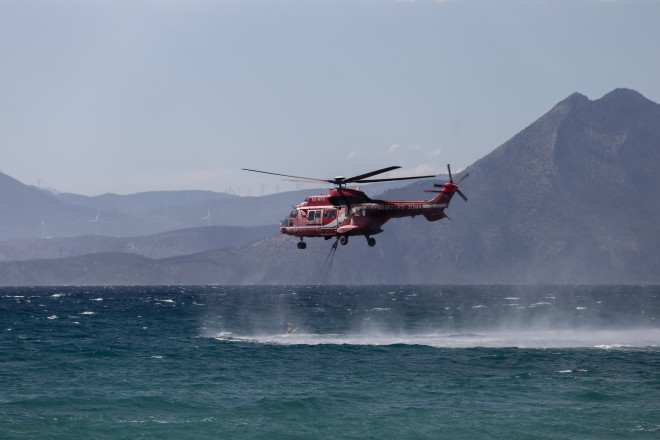 Ελικόπτερο εφοδιάζεται με νερό από τη θάλασσα- φωτογραφία Eurokinissi